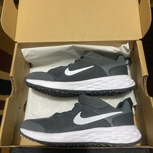 Nike size 1Y nwot  smoke free pet free home